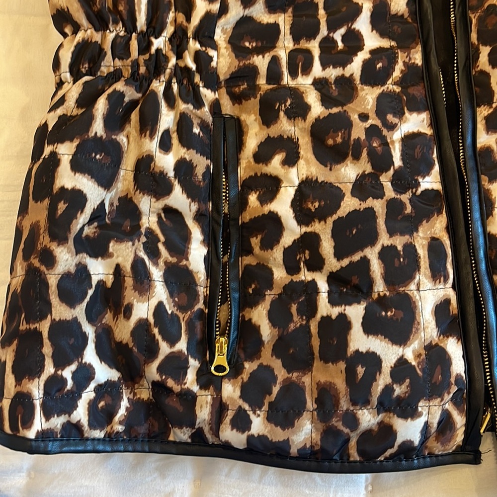 Women’s Leopard Quilted Vest - Picture 3 of 4